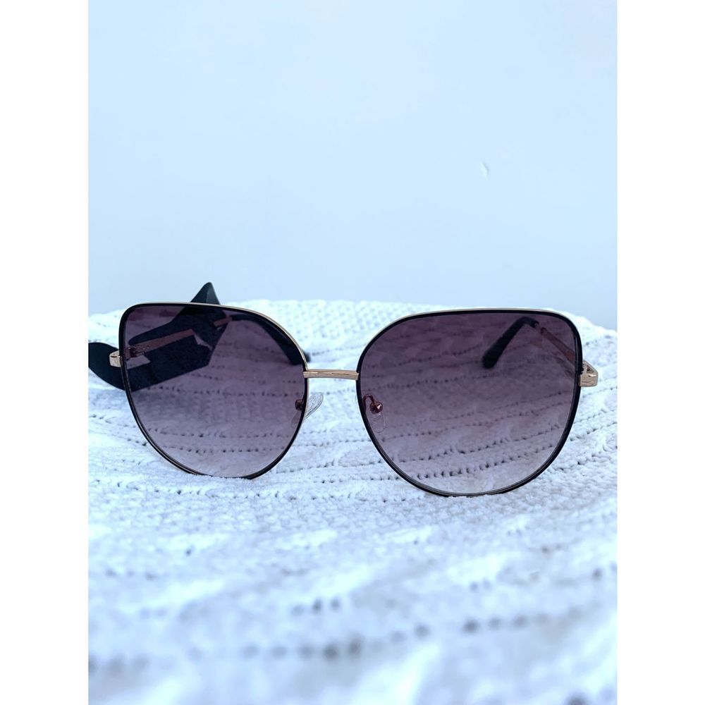 Aviator style sunglasses